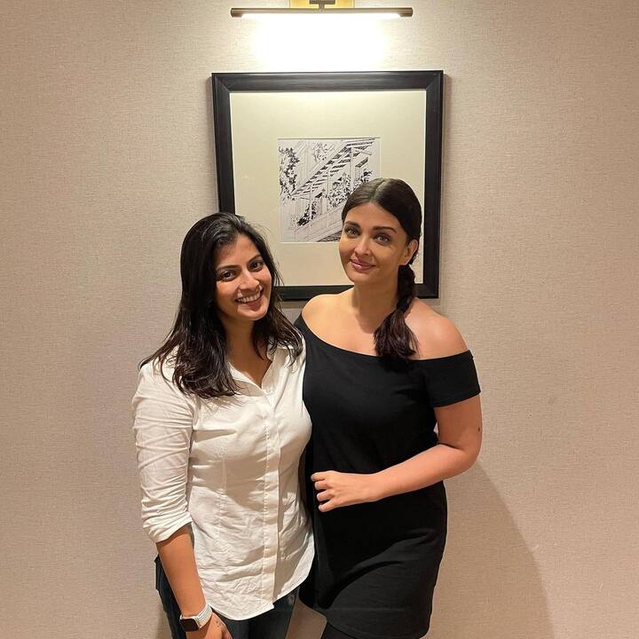 सरथ कुमार की बेटी और एक्ट्रेस वरलक्ष्मी सरथकुमार ने कुछ तस्वीरें शेयर कीं, जिसमें वह और उनके परिवार के सदस्य अभिषेक बच्चन, ऐश्वर्या बच्चन और उनकी बेटी आराध्या बच्चन के साथ कुछ तस्वीरें खिंचवाते हुए नजर आएं.