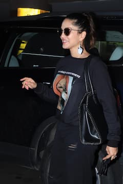 ब्लैक अवतार में मुंबई एयरपोर्ट पर दिखीं Sunny Leone, माउस के कर्सर जैसे ईयररिंग्स ने खींचा सबका ध्यान, देखें तस्वीरें