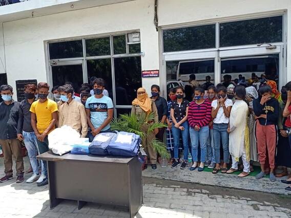 गाजियाबाद: फर्जी कॉल सेंटर का भंडाफोड़, 14 युवतियों समेत 30 आरोपी गिरफ्तार गाजियाबाद: फर्जी कॉल सेंटर का भंडाफोड़, 14 युवतियों समेत 30 आरोपी गिरफ्तार