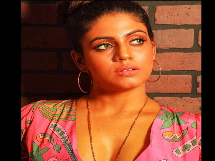 ஓடுர நரியில ஒரு நரி கிழ நரிதான் இங்கு ஆடுற நரியில பல நரி குள்ள நரிதான்