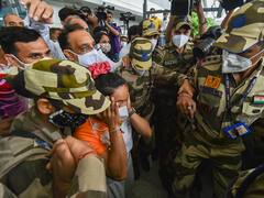 PHOTOS: टोक्यो ओलंपिक में सिल्वर जीतने के बाद स्वदेश लौटीं मीराबाई चानू, दिल्ली एयरपोर्ट पर हुआ भव्य स्वागत