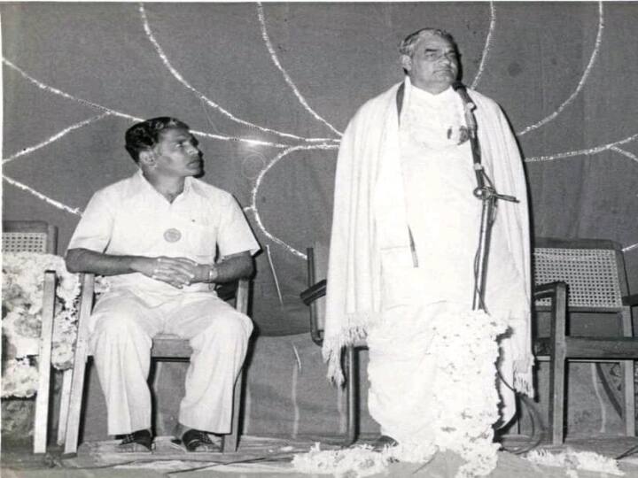 மறைந்த முன்னாள் பிரதமர் வாஜ்பாயுடன் பி.எஸ். எடியூரப்பா