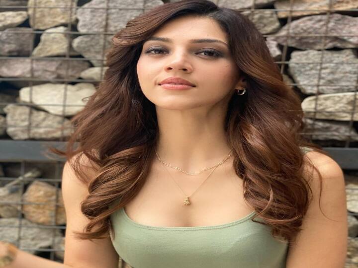 அவர் ஃபேஸ் ஆஃப் டோவ் டிவிசி மற்றும் நிகான், பியர்ஸ் மற்றும் தம்ஸ் அப் ஆகியவற்றில் மாடல் ஆக இருந்தார்