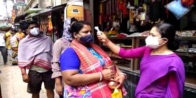 Hooghly Tarkeshwar Stringent Covid Measures In Place Pilgrims Going Thermal Checking Holy Shravana Month Hooghly প রত য ক প ণ য র থ ক কর হচ ছ থ র ম ল চ ক ত রক শ বর জ র কঠ র