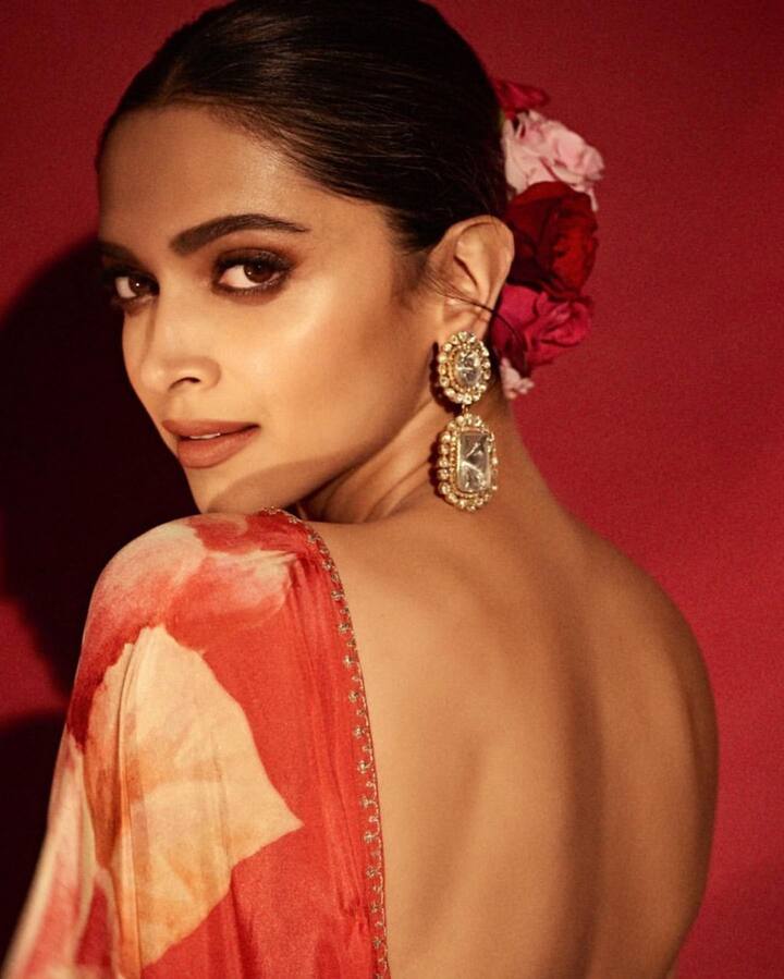 डीप नेक के ब्लाउस के साथ शोल्डर ग्रेजिग chandbali earrings हैं जिसमें काफी बिग साइज के व्हाइट जेमस्टोन दिख रहे हैं