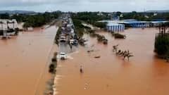 Pune Bangalore Highway : पुणे-बंगळुरू महामार्ग केवळ अत्यावश्यक वाहनांना परवानगी, पूल अजूनही पाण्यातच