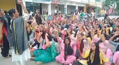 ਆਂਗਨਵਾੜੀ ਮੁਲਾਜ਼ਮਾਂ ਨੇ ਕੀਤਾ ਮਨਪ੍ਰੀਤ ਬਾਦਲ ਦੇ ਦਫਤਰ ਦਾ ਘਿਰਾਓ, ਖੂਨ ਨਾਲ ਲਿਖ ਕੇ ਭੇਜੇ ਮੰਗ ਪੱਤਰ