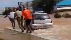 Pune Bangalore :पुणे बंगळुरु महामार्गावर कार चालकाचं नसतं धाडस,पोलिसांची नजर चुकवत पाण्यात कार घातली