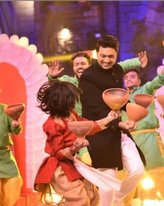 গতকাল সোশ্যাল মিডিয়ায় একাধিক ছবি শেয়ার করেছেন বিচারকরা। শ্যুটিং সেটে কেকও কাটা হয়।