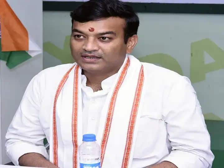 महिलाओं से बदसलूकी का आरोप, कोर्ट ने आनंद स्वरूप शुक्ला के खिलाफ परिवाद दर्ज करने का दिया आदेश Court orders to file complaint against Minister Anand Swaroop shukla ballia uttar pradesh ann महिलाओं से बदसलूकी का आरोप, कोर्ट ने आनंद स्वरूप शुक्ला के खिलाफ परिवाद दर्ज करने का दिया आदेश