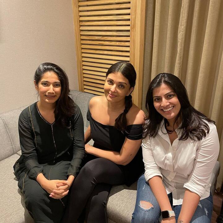 ऐश्वर्या ने ऑल-ब्लैक ऑफ-शोल्डर ड्रेस पहनी हुई थी, जबकि अभिषेक सफेद टी-शर्ट और एक जींस पहने हुए थे. उन्हें सफेद-काली दाढ़ी में देखा गया. इस दौरान आराध्या ने फ्लोरल प्रिंटेड ड्रेस पहनी थी.