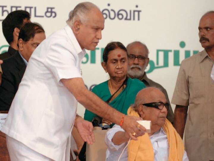மறைந்த தமிழக முதல்வர் கருணாநிதியுடன் எடியூரப்பா