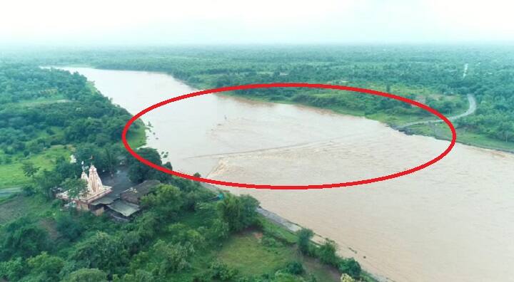 Navsari Rain update : Gargadia bridge drown in River water , 10 villages disconnect Navsari: ઔરંગા નદીમાં પૂર આવતાં ગરગડીયા પુલ પાણીમાં ગરકાવ, 10 ગામો સંપર્ક વિહોણા