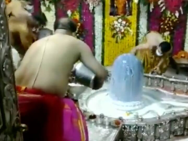 First somwar of Sawan today Bhasma Aarti was performed in Mahakaleshwar temple of Ujjain Sawan 2021: आज सावन का पहला सोमवार, उज्जैन के महाकालेश्वर मंदिर में हुई 'भस्म आरती'