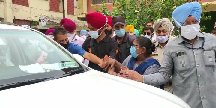 ਇਸ ਉਪਰੰਤ ਜਦੋਂ ਬਲਬੀਰ ਸਿੱਧੂ ਡਾ. ਹਰਜੋਤ ਕਮਲ, ਵਿਧਾਇਕ ਦਰਸ਼ਨ ਸਿੰਘ ਬਰਾੜ, ਕੁਲਬੀਰ ਜ਼ੀਰਾ ਗੱਡੀ 'ਚ ਸਵਾਰ ਹੋ ਕੇ ਜਾਣ ਲੱਗੇ ਤਾਂ ਸਿਵਲ ਹਸਪਤਾਲ ਮੋਗਾ ਵਿੱਚ ਬਤੌਰ ਸਫਾਈ ਸੇਵਕ ਕੰਮ ਕਰਦੀਆਂ ਮਹਿਲਾਵਾਂ ਨੇ ਆਪਣੀਆਂ ਹੱਕੀ ਮੰਗਾਂ ਨੂੰ ਲੈ ਕੇ ਬਲਬੀਰ ਸਿੱਧੂ ਨੂੰ ਮਿਲਣ ਦੀ ਕੋਸ਼ਿਸ਼ ਕੀਤੀ।