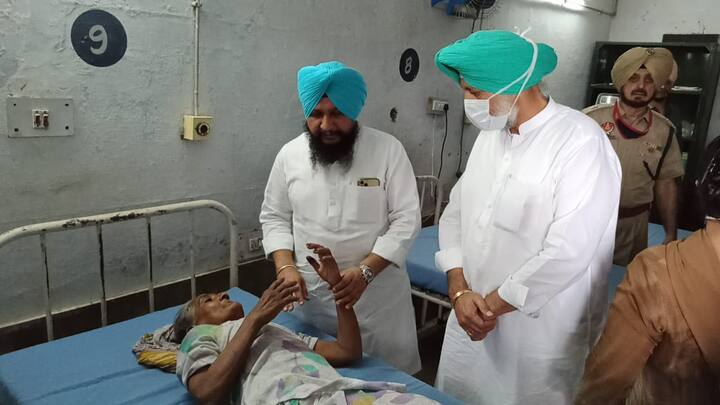 ਇਸ ਦੇ ਨਾਲ ਹੀ ਸਿੱਧੂ ਦੇ ਗੰਨਮੈਨਾਂ ਨੇ ਗੱਡੀ ਦੀ ਬਾਰੀ ਕੋਲੋਂ ਧੱਕੇ ਮਾਰ ਕੇ ਔਰਤਾਂ ਨੂੰ ਪਾਸੇ ਕੀਤਾ।