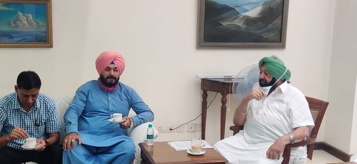ਕਾਂਗਰਸ ਦੇ ਨਵੇਂ ਬਣੇ ਪ੍ਰਧਾਨ ਨਵਜੋਤ ਸਿੱਧੂ ਅੱਜ ਮੁੱਖ ਮੰਤਰੀ ਕੈਪਟਨ ਅਮਰਿੰਦਰ ਸਿੰਘ ਨਾਲ ਪਹਿਲੀ ਵਾਰ ਰਸਮੀ ਮੀਟਿੰਗ ਕਰ ਰਹੇ ਹਨ।