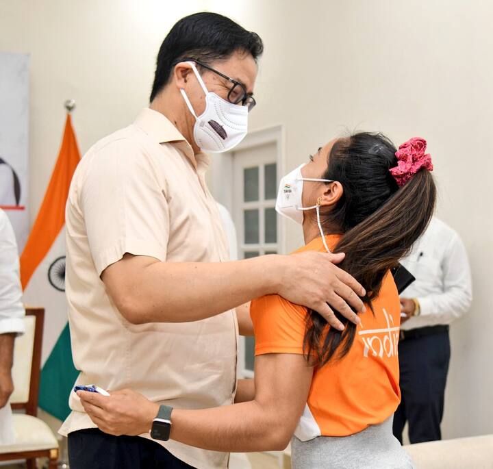 టోక్యో ఒలింపిక్స్లో పతకం గెలిచిన మీరాబాయి చానును చూసి మురిసిపోతున్న కేంద్రమంత్రి కిరణ్ రిజుజు.