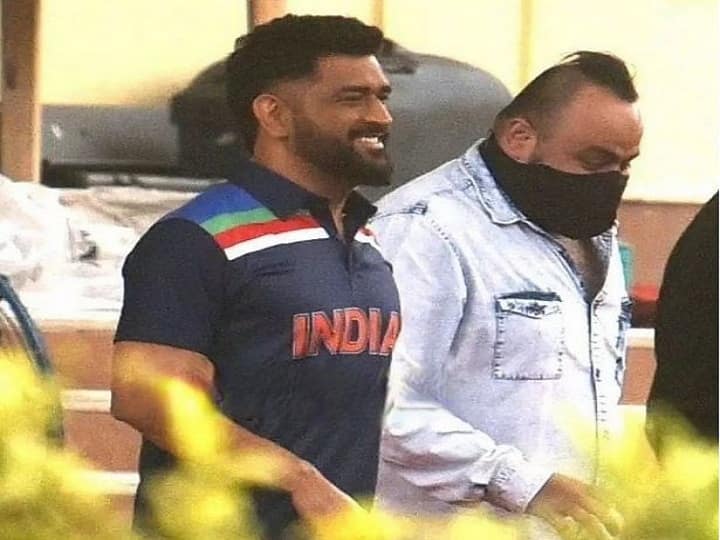 Mahendra Singh Dhoni seen in Team India jersey picture went viral on social media टीम इंडिया की जर्सी में दिखे महेंद्र सिंह धोनी, सोशल मीडिया पर तेजी से वायरल हुई तस्वीर