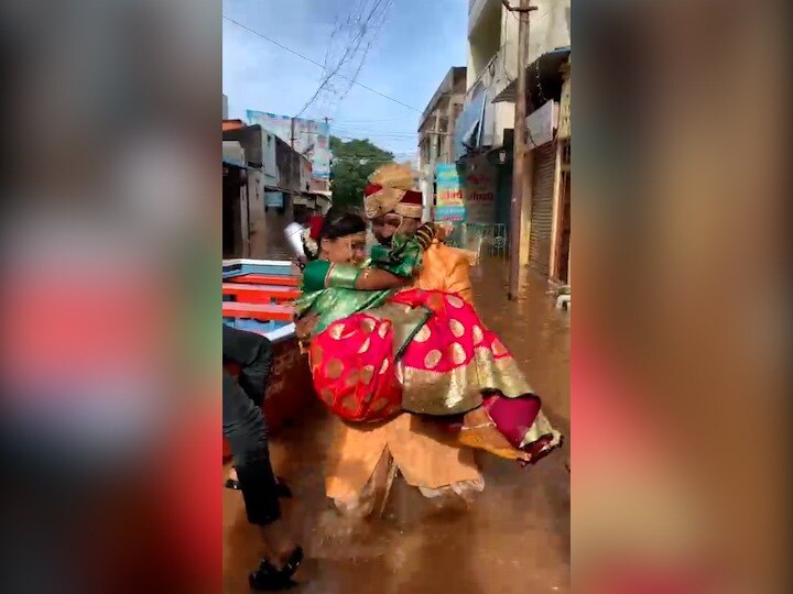 Viral Video : आम्ही महापुरातील लग्नाळू..सांगलीत नववधूचा महापुरातच गृहप्रवेश