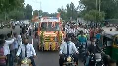 વડોદરાઃ સ્વામીજીના દિવ્યદેહને એમ્બ્યુલન્સમાં લઈ જવાઈ રહ્યો છે મંદિરે, ભક્તો કરી રહ્યા છે પાયલોટિંગ