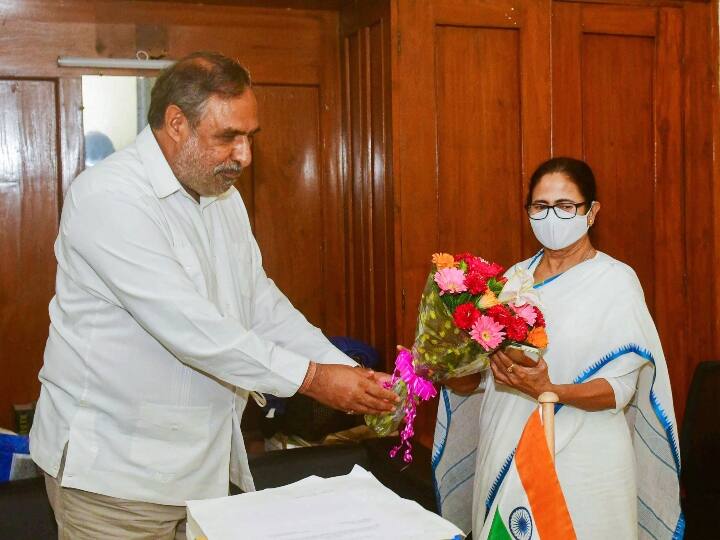 कमलनाथ के अलावा मंगलवार को ममता बनर्जी से कांग्रेस के सीनियर नेता आनंद शर्मा ने भी मुलाकात की. सीएम बनने के बाद ममता बनर्जी का ये पहला दिल्ली दौरा है.