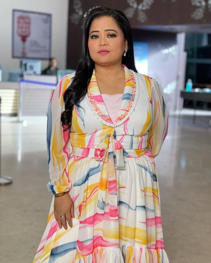 भारती ने अपनी इन फोटोज़ के साथ काफी अच्छा कैप्शन दिया है जो लोगों को अपनी जिंदगी में रंग भरने का संदेश देता है. भारती ने लिखा ‘कलरफुल लाइफ होना बहुत जरूरी होती है, वरना कुछ लोग ऐसे होते हैं जो आपकी लाइफ को बेरंग करने में लगे रहते हैं ऐसे लोगों से दूर रहो #प्यार #आशीर्वाद.’