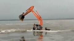 ભરુચઃ ટોથીદરા ગામ પાસે નર્મદા નદીમાં ઓપરેટર સહિત તણાયું હીટાચી મશીન, જુઓ વીડિયો