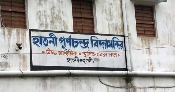 হাজার বার অভিযোগ জানিয়েও লাভ হয়নি। রাস্তায় ধান গাছের চারা পুঁতে বিক্ষোভ দেখালেন গ্রামবাসীরা।