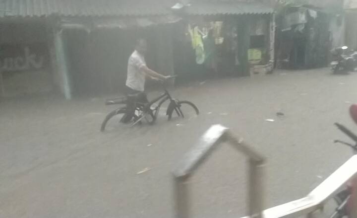 মাত্র দু'ঘণ্টার বৃষ্টিতেই জলের তলায় হুগলির একাংশ। (সব তথ্য ও ছবি - সৌরভ বন্দ্যোপাধ্যায়)