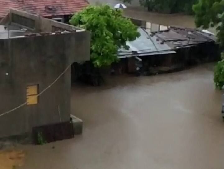 સૌરાષ્ટ્રના આ ગામમાં 2 કલાકમાં 12 ઈંચ વરસાદથી હાહાકાર, 150 પશું તણાયાં,તમામ ઘરમાં અનાજ પલળી જતાં ખાવાનાં ફાંફાં...... 12 inch rains in Kagdadi village of Rajkot, very critical situation of people સૌરાષ્ટ્રના આ ગામમાં 2 કલાકમાં 12 ઈંચ વરસાદથી હાહાકાર, 150 પશું તણાયાં,તમામ ઘરમાં અનાજ પલળી જતાં ખાવાનાં ફાંફાં......