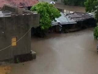 સૌરાષ્ટ્રના આ ગામમાં 2 કલાકમાં 12 ઈંચ વરસાદથી હાહાકાર, 150 પશું તણાયાં,તમામ ઘરમાં અનાજ પલળી જતાં ખાવાનાં ફાંફાં......