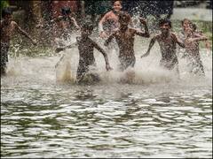 ग्राउंड रिपोर्ट: थोड़ी सी बारिश में लबालब हुईं संगम विहार की सड़कें, सालों से परेशानी झेल रहे इलाके के लोग