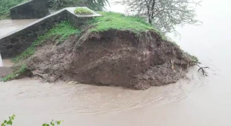 Check dam breaks in moti marad of Rajkot due to 11 inches of rain, locals advised to be careful સૌરાષ્ટ્રના આ ગામમાં ધોધમાર 11 ઇંચ વરસાદ પડતા ચેકડેમ તૂટ્યો, સ્થાનિકોને સાવચેત રહેવા સૂચના