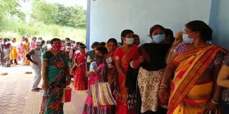 ABP Impact Bolpur CMO visited Vaccine Camp after tout gang caught red handed Covid19 Updates : খবরের জের, বোলপুর প্রাথমিক স্বাস্থ্যকেন্দ্রে পুলিশি প্রহরায় ভ্যাকসিনেশন, পরিদর্শনে মুখ্য স্বাস্থ্য আধিকারিক