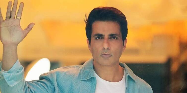 Sonu Sood posted a video on twitter making mosambi juice, to support small business, went viral Sonu Sood Update : রাস্তার ধারে গুমটিতে কী করছেন সোনু সুদ ?