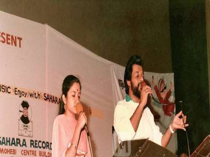 பாடகி சித்ரா தனது ஆரம்ப காலத்தில் ஏராளமான மேடைகளில் பாடகர் ஜேசுதாசுடன் இணைந்து பாடியுள்ளார். பின்னர், படங்களிலும் இருவரும் இணைந்து ஏராளமான பாடல்களை பாடியுள்ளனர்.