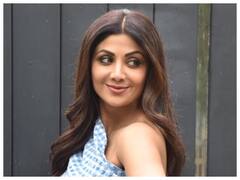 स्कर्ट हो या साड़ी, हर आउटफिट को अपने स्टाइल से 'सुपर से ऊपर' बना देती हैं Shilpa Shetty