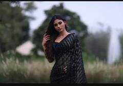 ਖੁਲ੍ਹੇ ਵਾਲਾਂ ਤੇ ਝੁਕੀਆਂ ਨਜ਼ਰਾਂ 'ਚ ਮੌਨੀ ਰਾਏ ਨੇ ਦਿਖਾਇਆ ਕਿੱਲਰ ਅੰਦਾਜ਼, ਬਲੈਕ ਸਾੜੀ 'ਚ ਤਸਵੀਰਾਂ ਦੇਖ ਫ਼ਿਦਾ ਹੋਏ ਫੈਨਸ