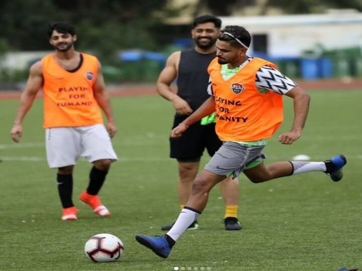 Shreyas Iyer was seen playing football with former captain Mahendra Singh Dhoni along with actor Ranveer Singh पूर्व कप्तान महेंद्र सिंह धोनी के साथ फुटबॉल खेलते नजर आए श्रेयस अय्यर, साथ में एक्टर रणवीर सिंह भी दिखे, जानें पूरा मामला 
