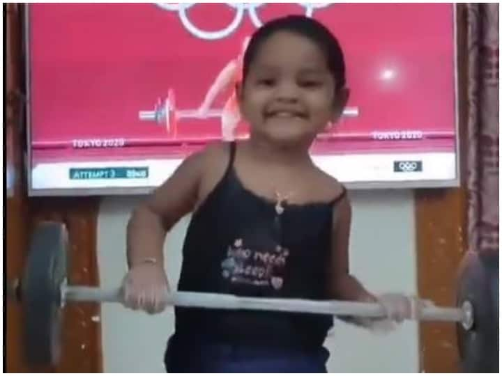 Video Of Little Girl Imitating Mirabai Chanu's Silver Medal Olympic Lift Goes Viral