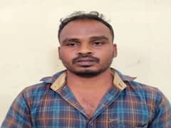 கடைக்கு வந்த ரவுடியை கட்டம் கட்டிய ரவுடிகள்; நடுரோட்டில் சரமாரி வெட்டு!