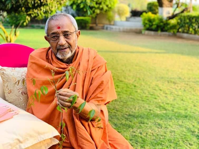 Hariprasad Swamiji of Sokhada, Vadodara passed away at the age of 88 વડોદરાના સોખડાના આત્મિય હરિપ્રસાદ સ્વામીજી 88 વર્ષની વયે અક્ષરવાસી, આજે પાર્થિવ દેહ સોખડા લઈ જવાશે