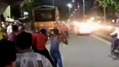 Prayagraj: बीच सड़क पर दे दनादन ! मामूली बात पर दो गुटों में जमकर मारपीट | ABP Ganga