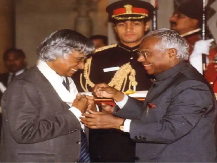 முன்னாள் குடியரசுத் தலைவர் கே.ஆர்.நாராயணன் அப்துல்கலாமிற்கு விருது வழங்கியபோது