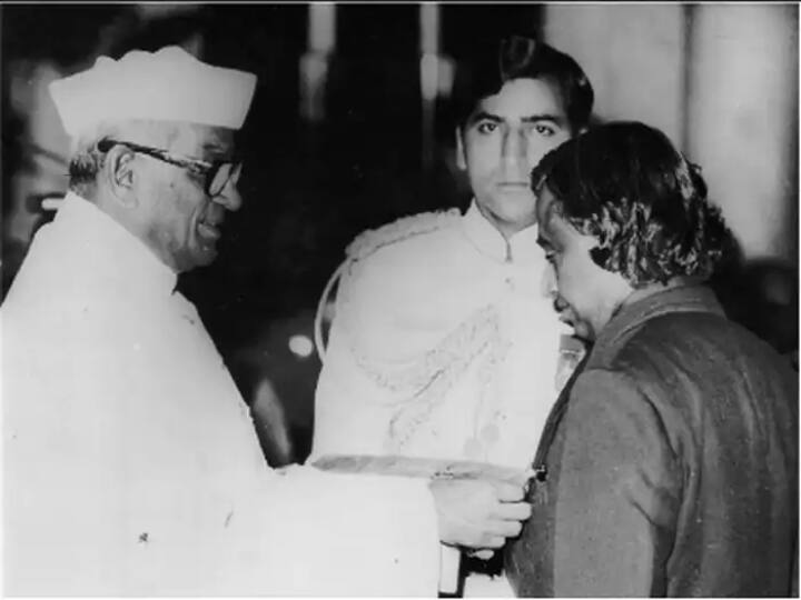 முன்னாள் குடியரசுத்தலைவர் சஞ்சீவ் ரெட்டி அப்துல்கலாமிற்கு விருது வழங்கியபோது