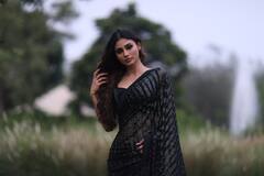 खुले बाल और नज़रें झुका कर मौनी रॉय ने दिखाया कातिलाना अंदाज, ब्लैक साड़ी में तस्वीरें देखकर फिदा हुए फैंस