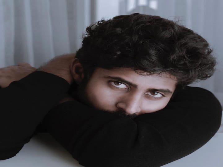 கிருமி  படத்தில்  நடித்ததற்காக விமர்சன ரீதியான பாராட்டைப் பெற்றார்