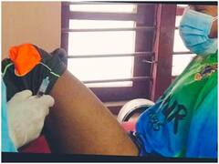 केरल में अनोखा टीकाकरण, शख्स के नहीं थे दोनों हाथ फिर भी लगी वैक्सीन की डोज़