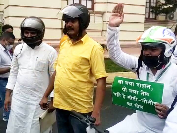 Many MLA reached with helmets on second day in bihar vidhanmandal protest against the central and state government ann बिहारः विधानमंडल में दूसरे दिन भी हेलमेट पहनकर पहुंचे कई विधायक, कहा- केंद्र और राज्य सरकार तमाशा देख रही